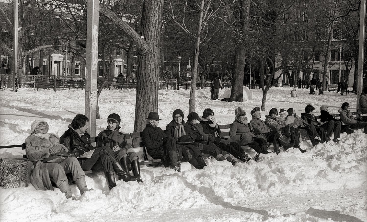 Bernsteinlen People Sitting On Park Bench In Snow